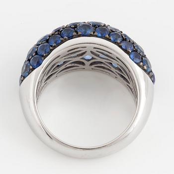 An 18K white gold and sapphire ring.