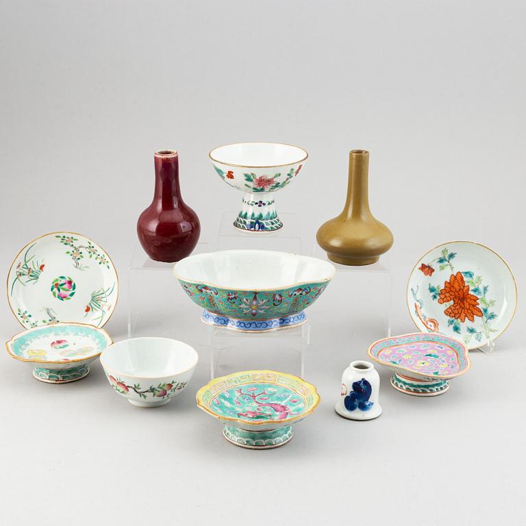 A group of 11 Chinese porcalin objects, late Qing dynasty.