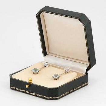 Ett par örhängen 18K vitguld med fasettslipade akvamariner samt åttkantslipade diamanter.