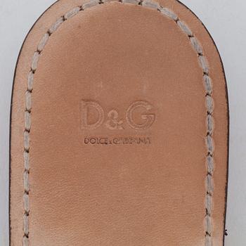 DOLCE&GABBANA, a pair of gold colored leather sandals. Size 37.