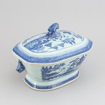 A blue and white tureen with cover, Qing dynasty, Jiaqing.