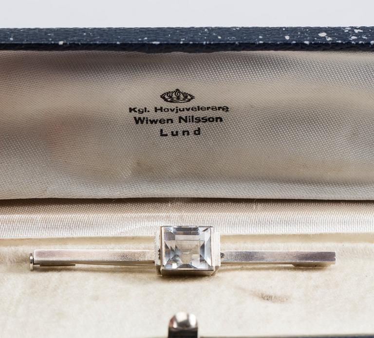 BROSCH, sterlingsilver med bergkristall, Wiwen Nilsson, Lund 1948. Vikt ca 9,5 g.