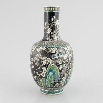 A Chinese famille noir porcelain vase, late Qing dynasty / early 20th century.