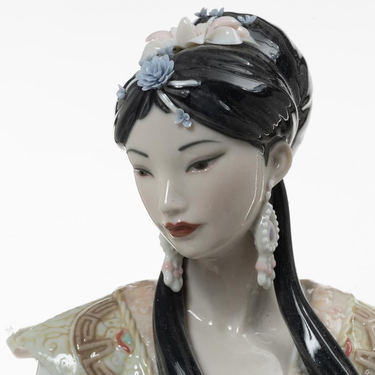 José Luis Santes, figurine, "Chinese beauty", Lladró, Spain, 2012-2022.