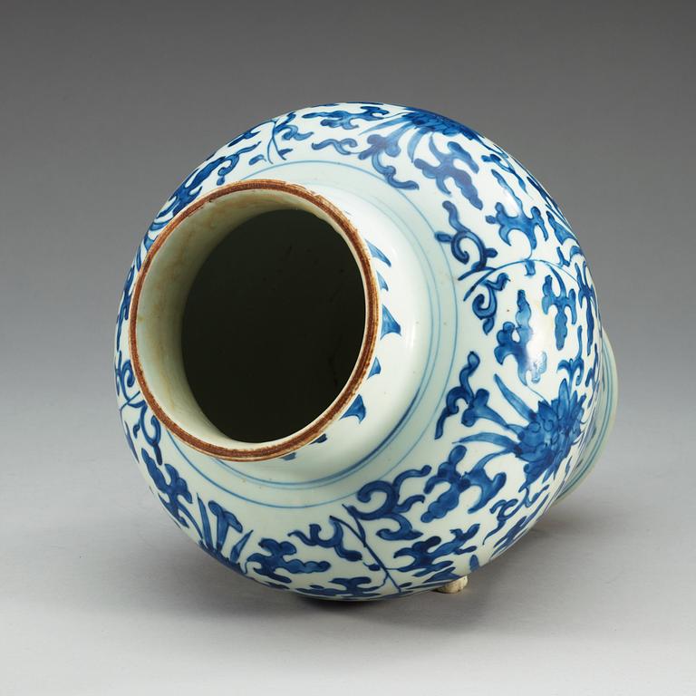 A blue and white Transitional jar, 17th Century.