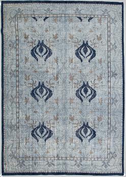AN ORIENTAL CARPET, ca 360 x 263 cm.