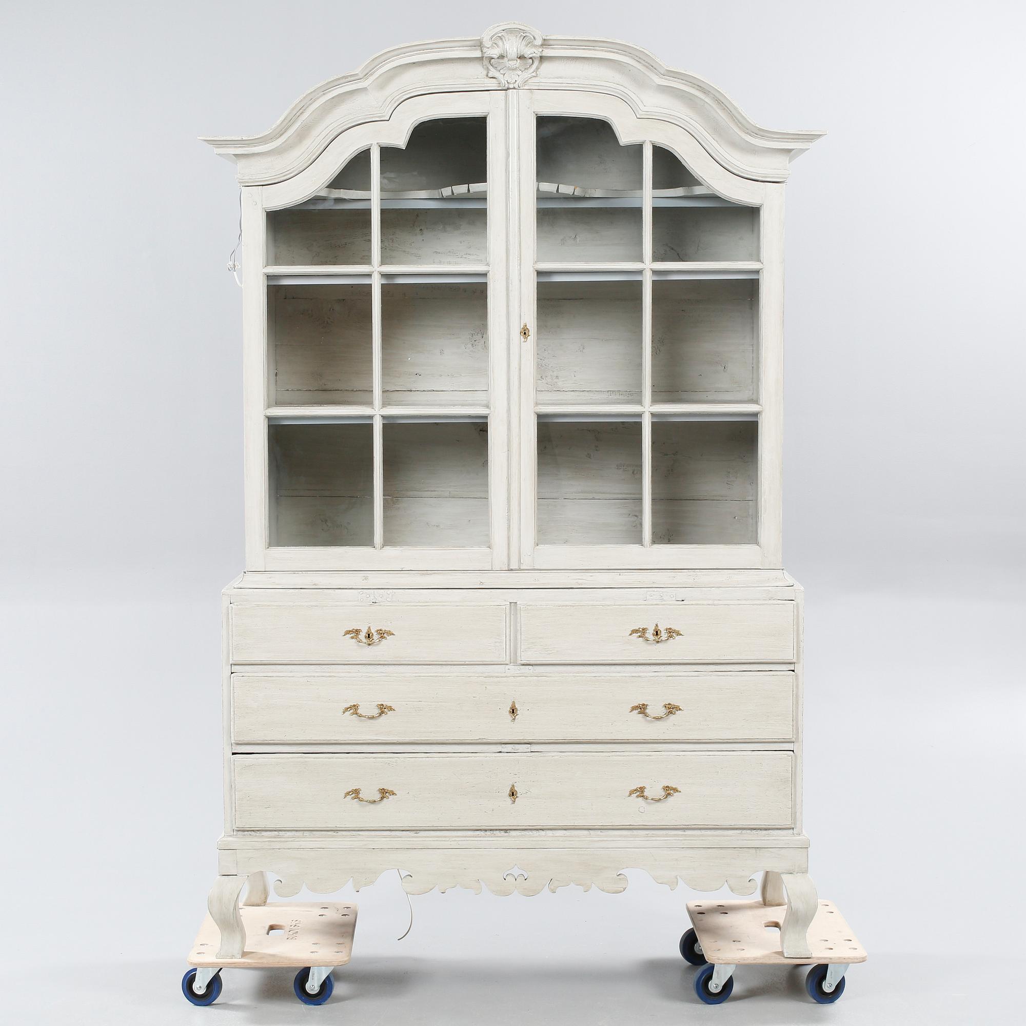 VITRINSKÅP, delvis rokoko, 1700-tal.