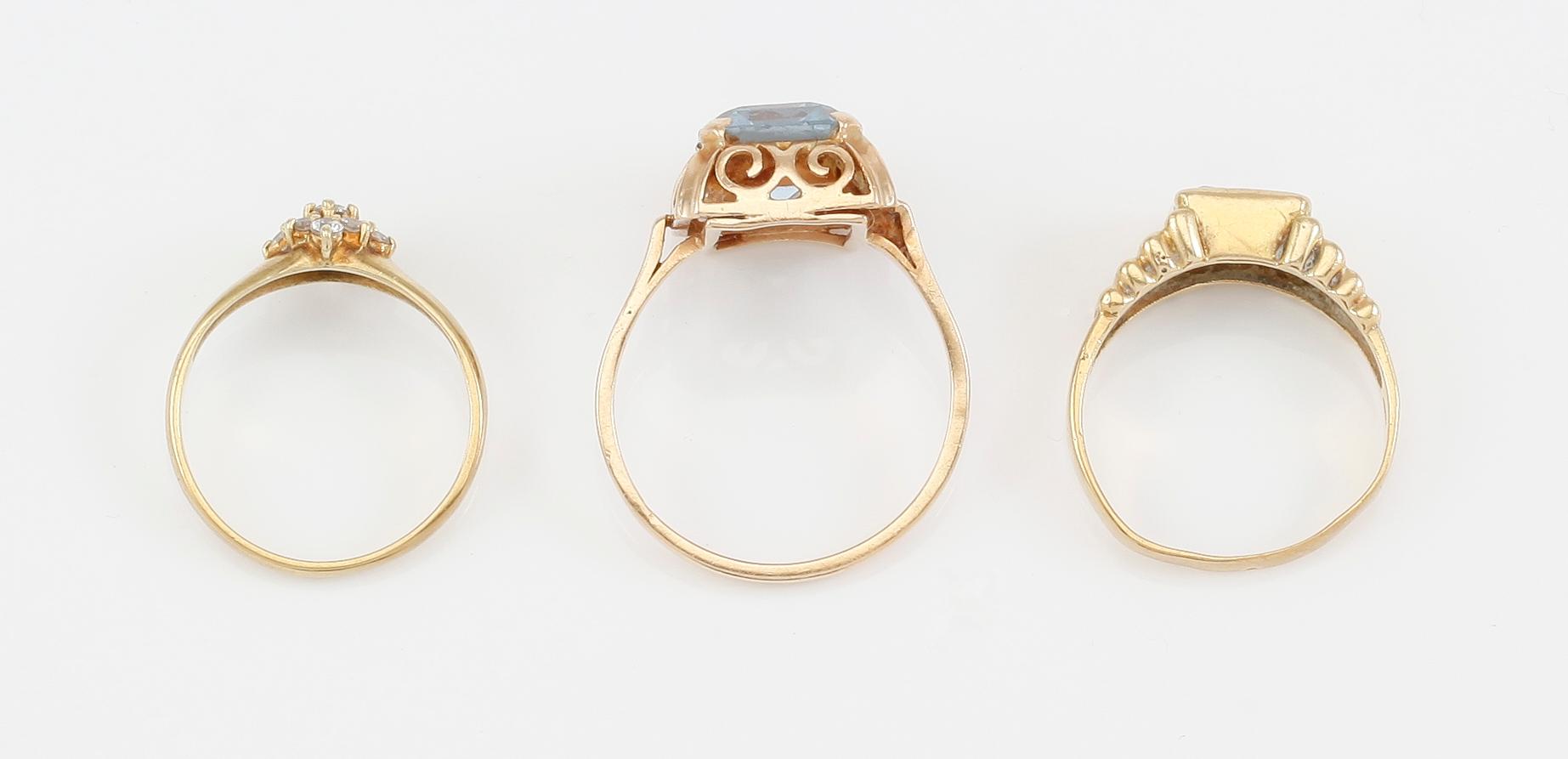 RINGAR, 3 st, 18K guld, blå- samt vita stenar.