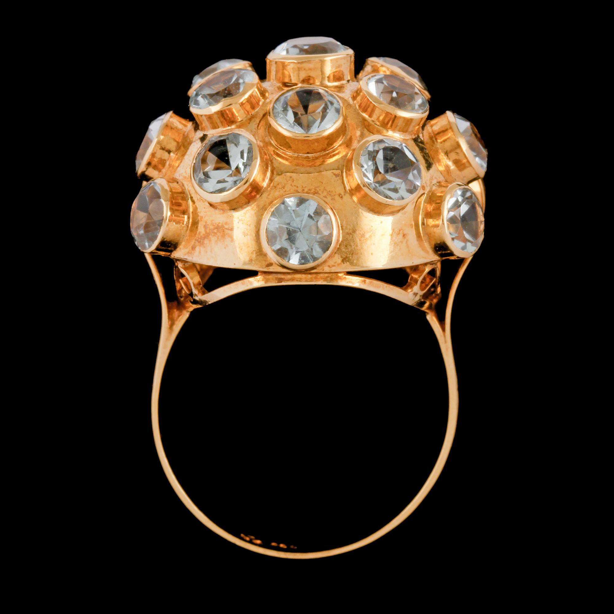 RING, 18K rödguld med ljusblå fasettslipade pastestenar, utländska stämplar. Vikt 5,0 g.