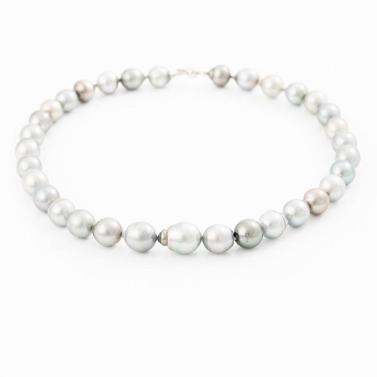 Necklace with cultured baroque Tahitian pearls.