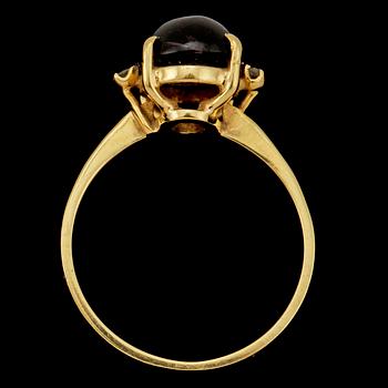 RING, 18k guld med cabochonslipad ametist samt två små briljantslipade diamanter, tot 0.04 ct, H. Stern. Vikt 3 g.