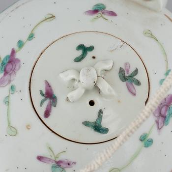 Two Chinese porcelain tea pots, around the year 1900.