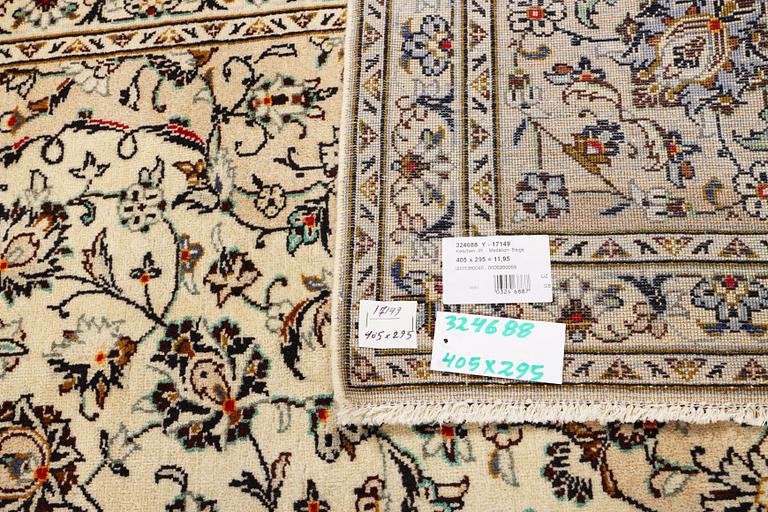 A Kashan carpet, a. 405 x 295 cm.