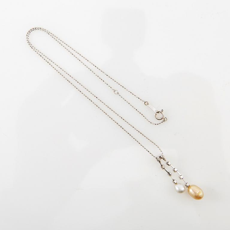 Hängsmycke, 18K vitguld med pärlor med diamanter.