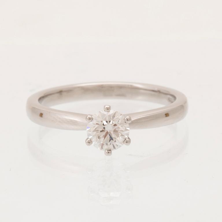 A 950 platinum solitaire ring set with a round brilliant cut diamond with GIA dossier, Vanbruun.