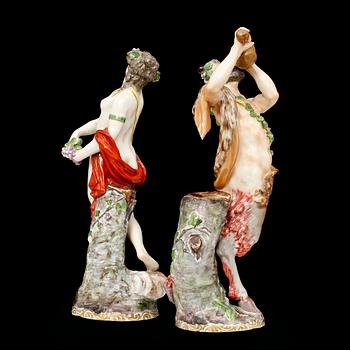 FIGURINER, ett par. Porslin, Neapel-liknande märkning. 1800/1900tal.