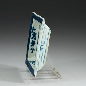 A blue and white Transitional dish, mid 17th Century.