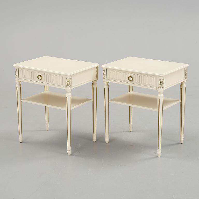 SÄNGBORD, ett par, gustaviansk stil, 1900-tal.