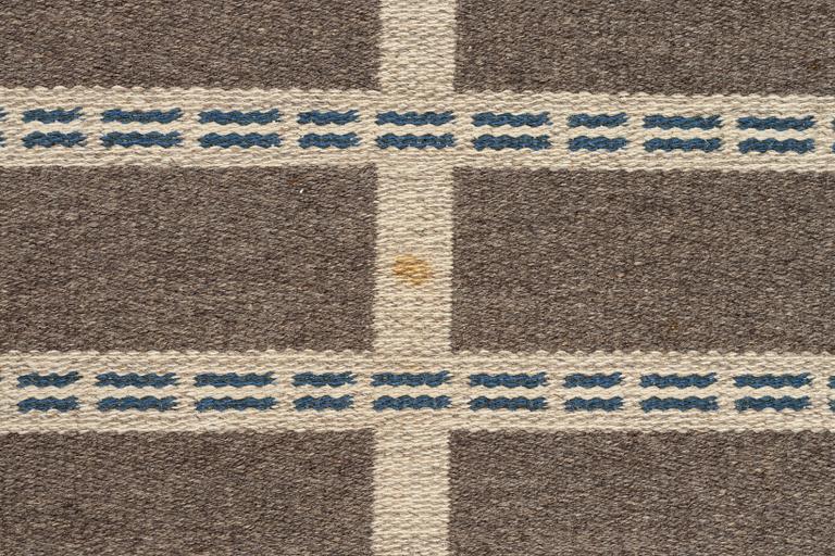 A machine-woven carpet (so-called double-woven), approx. 284 x 202 cm.