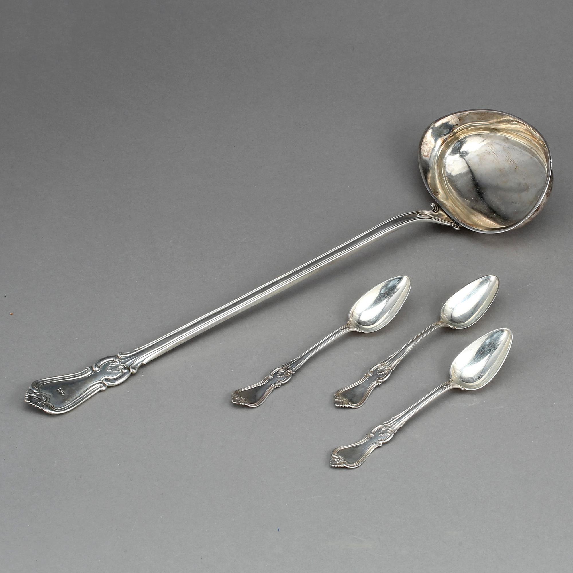 SOPPSLEV samt DESSERTSKEDAR, 1+3 "Olga", Kristianstad, 1855 och 1888. Vikt ca 308 gram.