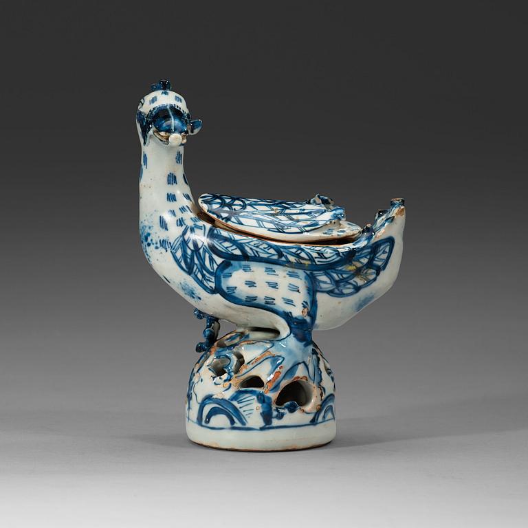 A blue and white cencer in shape of a bird, Ming dynasty, 17th Century.