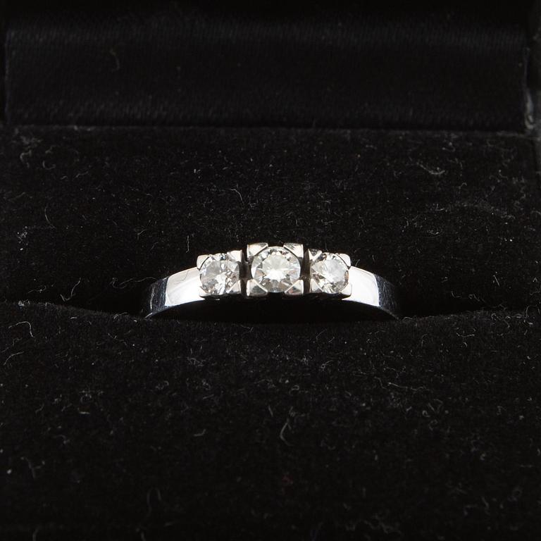 Ring, 18K vitguld med tre runda briljantslipade diamanter.