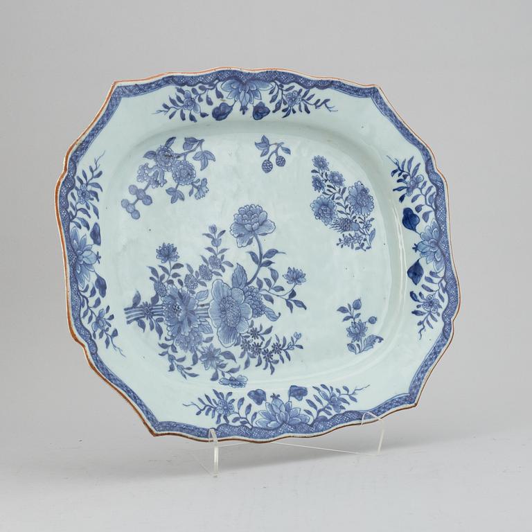 A blue and white serving dish, Qing dynasty, Qianlong (1736-95).