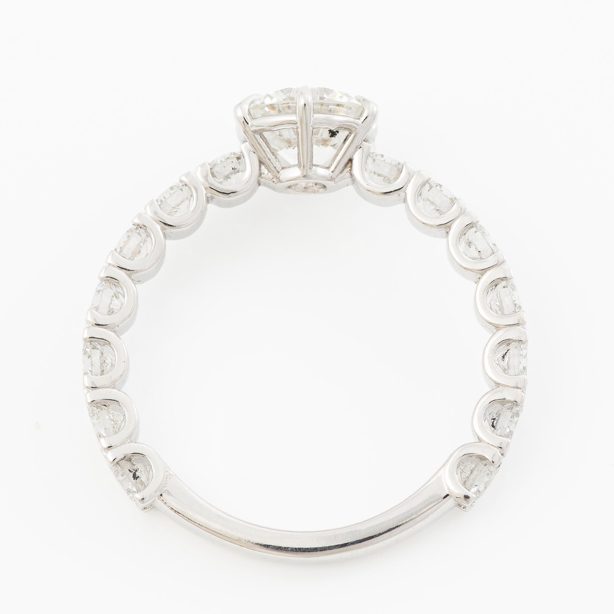 Ring 18K vitguld med briljantslipade diamanter medföljande IGI report.