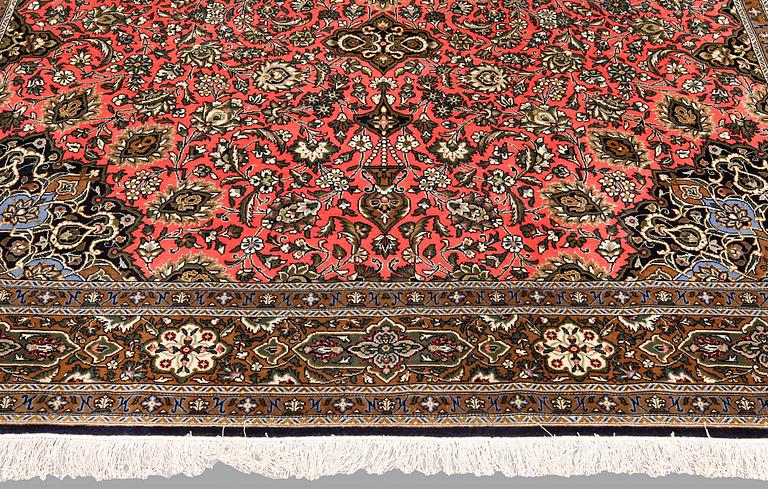 A part silk Qum carpet, ca 297 x 207 cm.