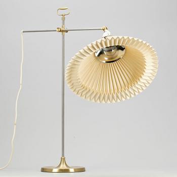 BORDSLAMPA, "modell 319", Kaare & Esben Klint, Le Klint, Danmark.