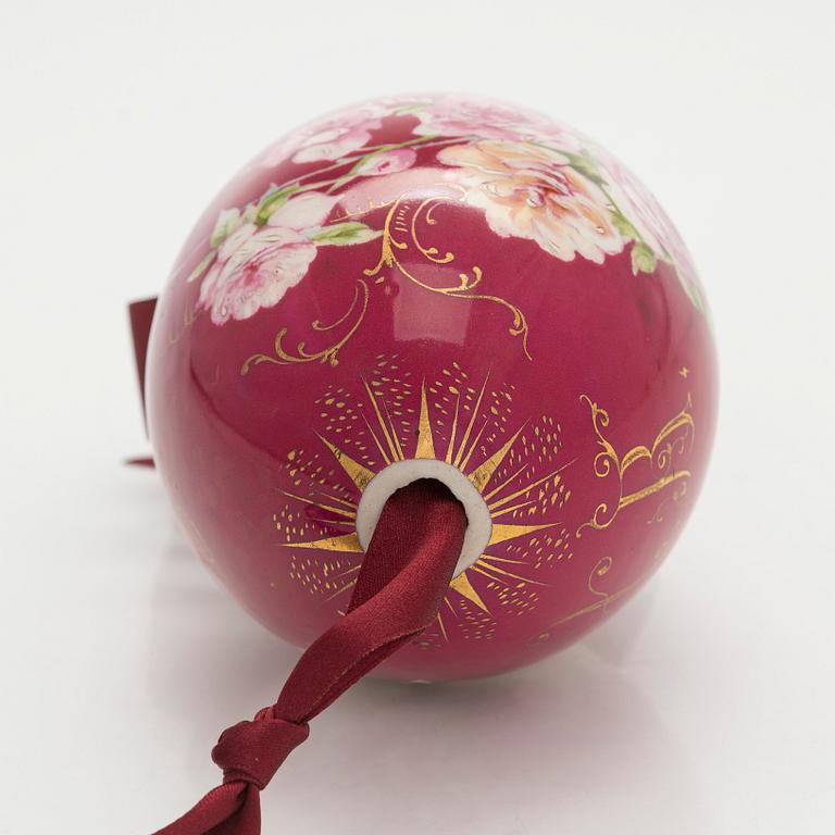 A Russian porcelain Easter egg from around the turn of the 20th Century.