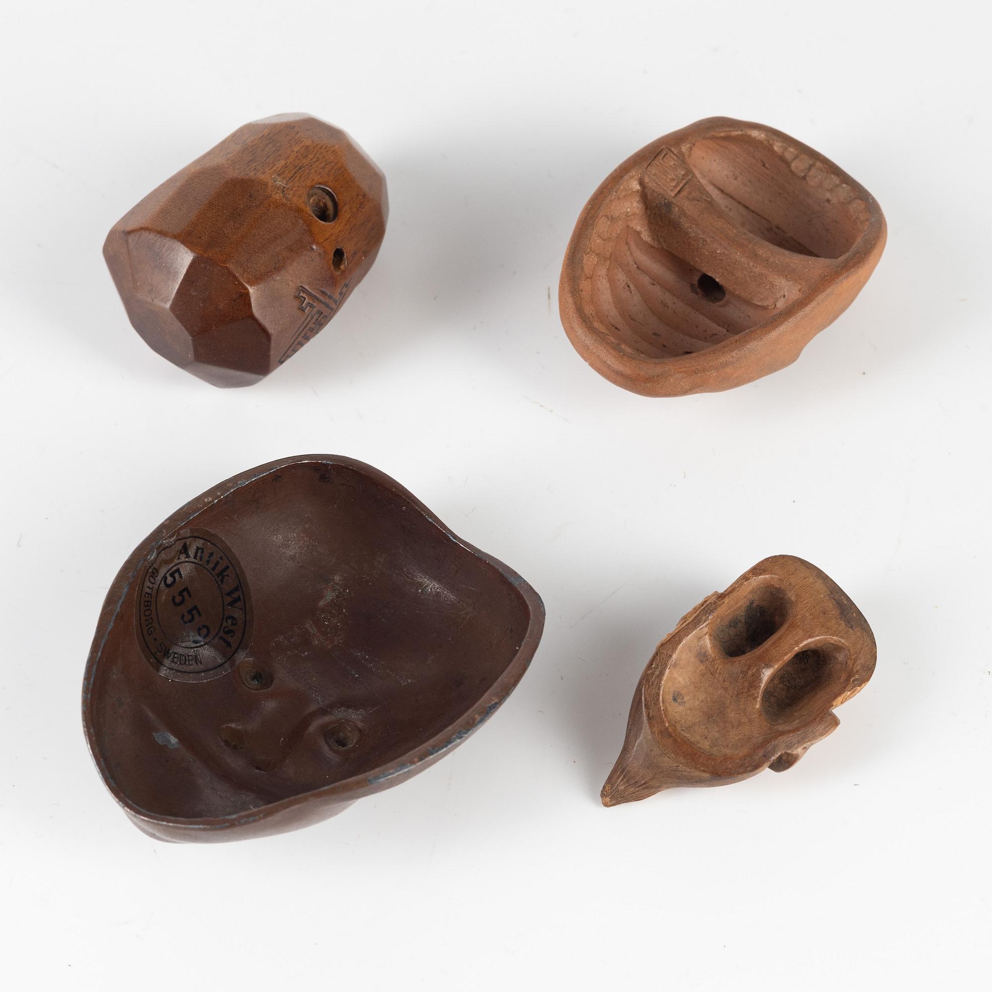 Figuriner / Netsuke, fyra stycken, olika material, Japan, 1800-/1900-tal.
