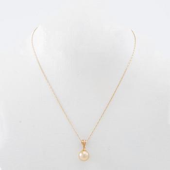 Necklace of 14K and 18K gold with a cultured pearl.