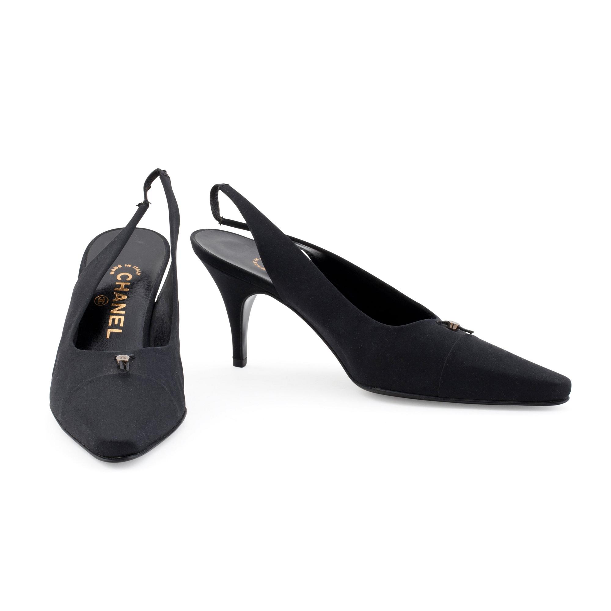 CHANEL, ett par slingbacks.