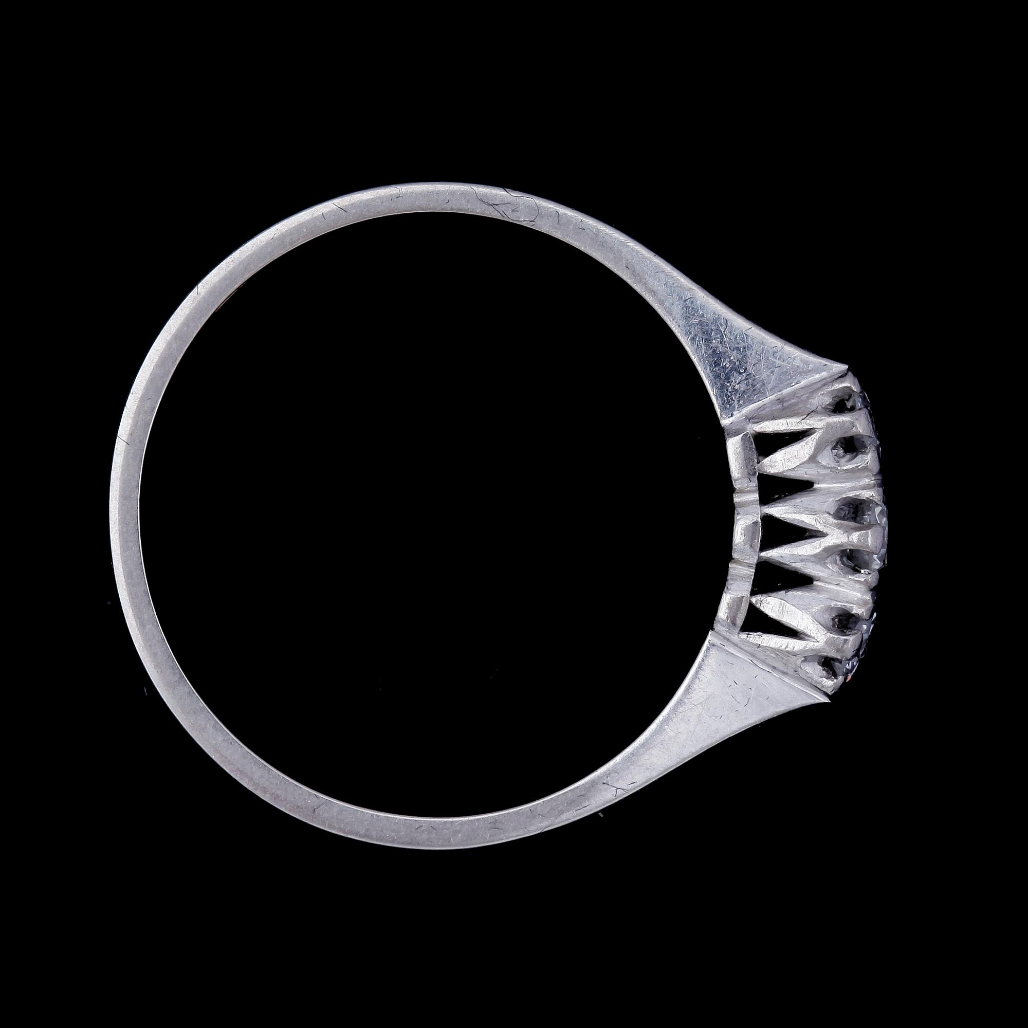 RING, 18k guld med 3 briljansslipade diamanter tot ca 0,22ct. Vikt 2,5g.