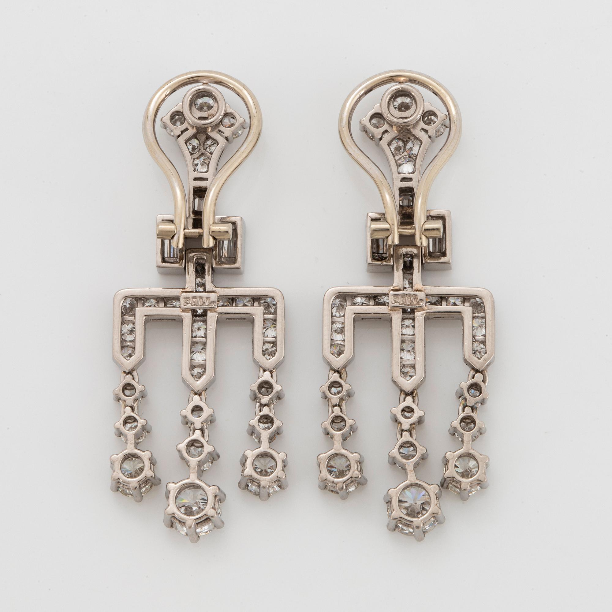 Ett par örhängen med runda briljant- och baguetteslipade diamanter.