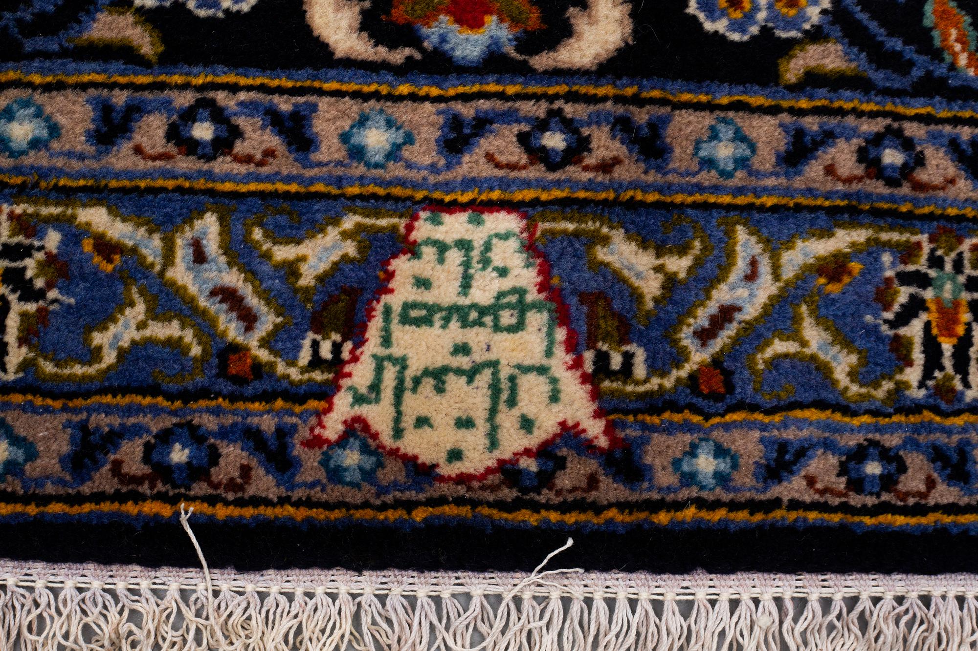 A CARPET, so called Royal Kashan, signerad Isfahanian, ca 413 x 303.