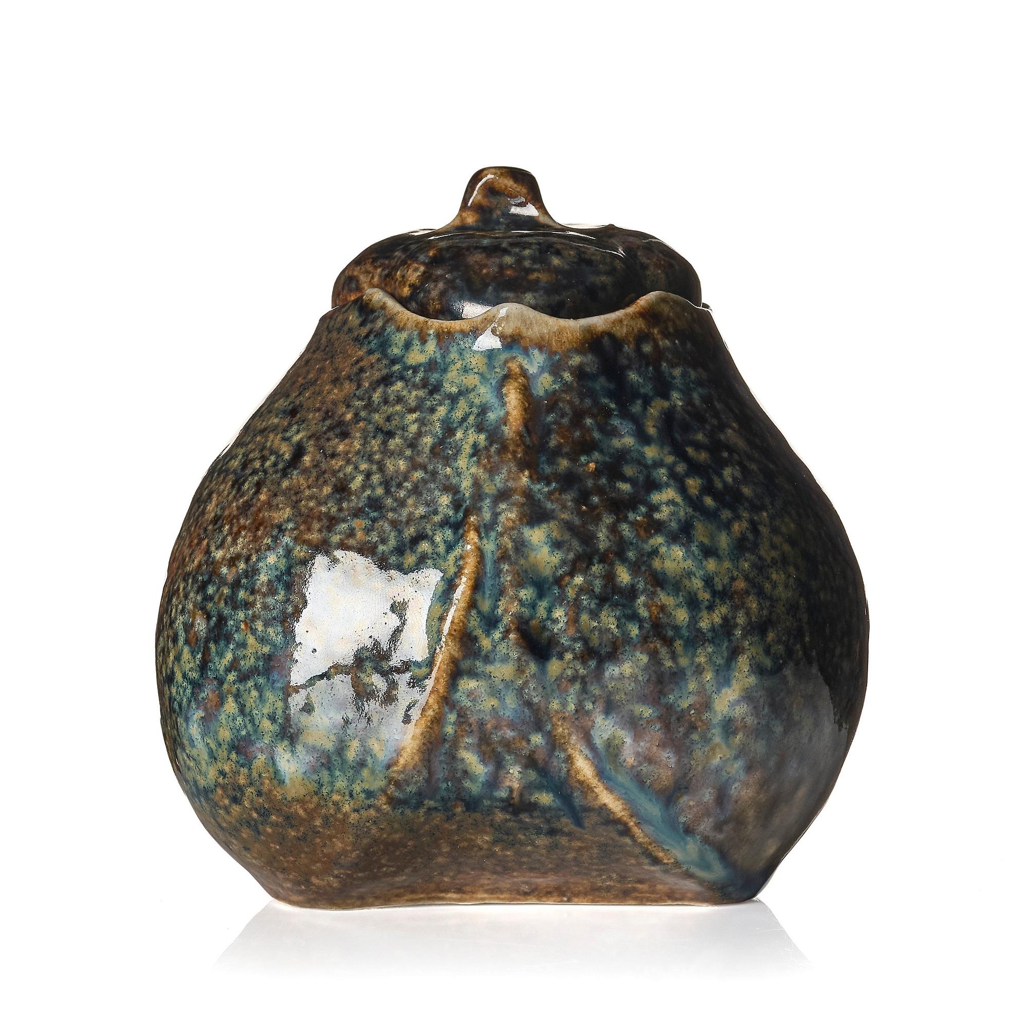 Anders & Bess Wissler, a stoneware pot with cover, Ateljé Solklinten, Mariefred, Sweden 1919.