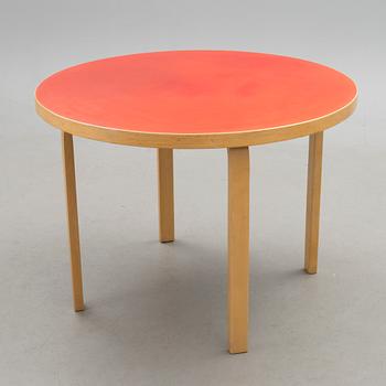 A 1960/70s table with four 21st century '69' chairs by Artek.