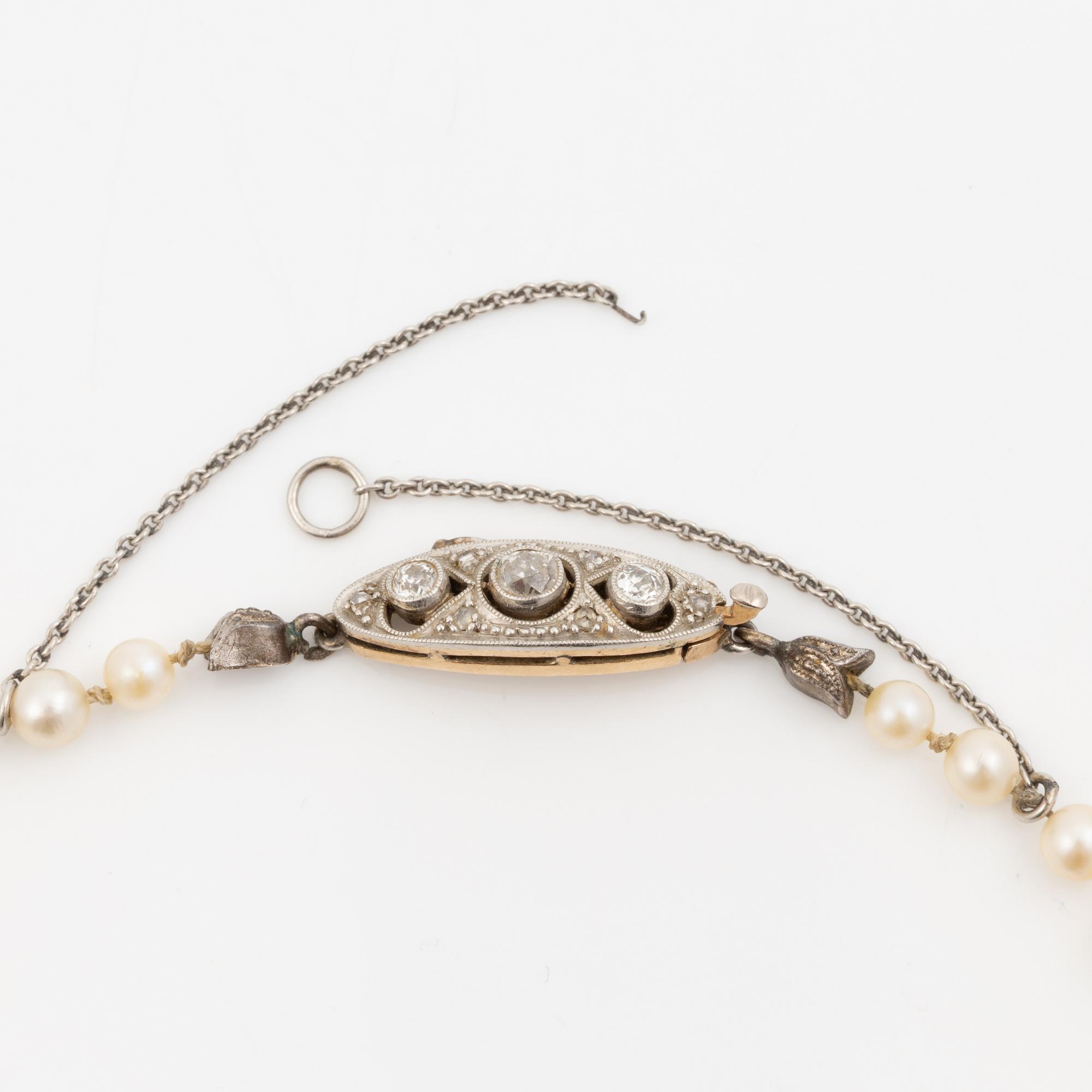 Necklace of cultured pearls, clasp in 14K gold set with old mine and rose-cut diamonds.