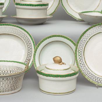 A Chinese Export dessert service, Qing dynasty, Jiaqing (1796-1820). (37 pieces).