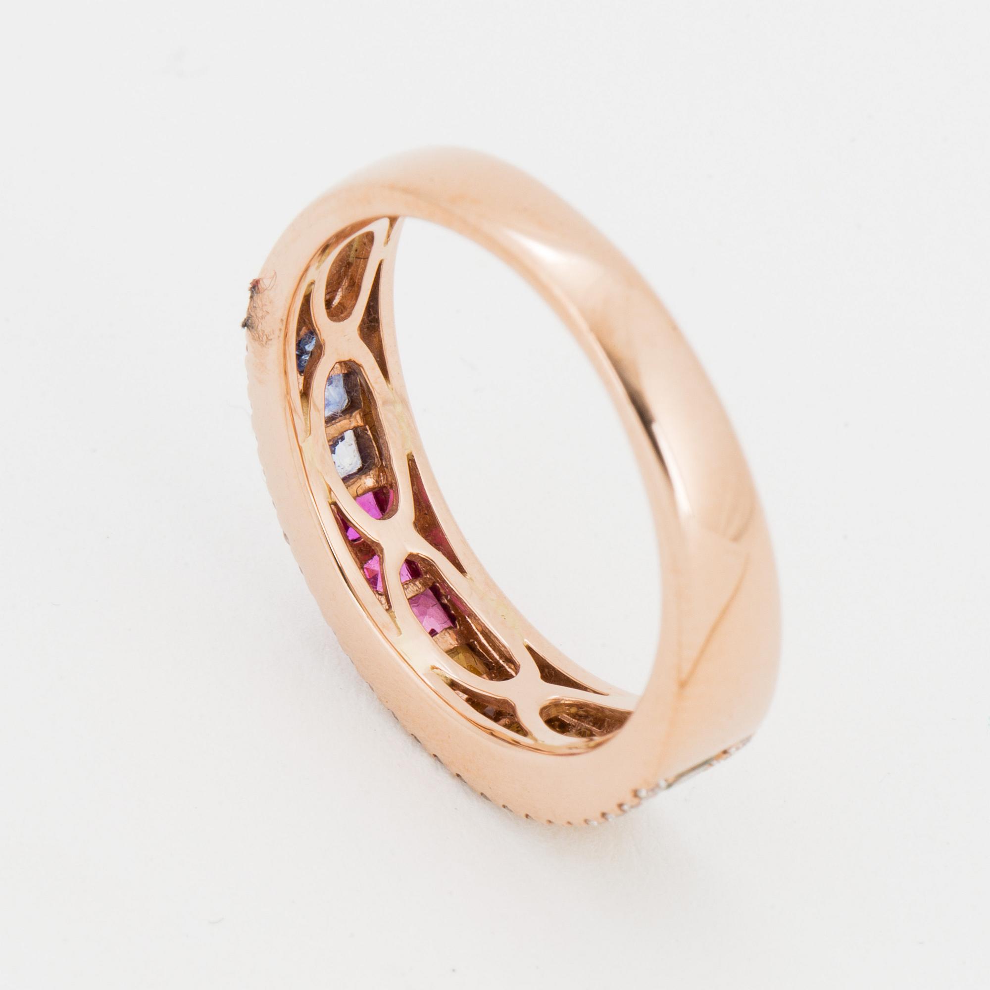 RING, med olikfärgade safirer och briljantslipade diamanter.