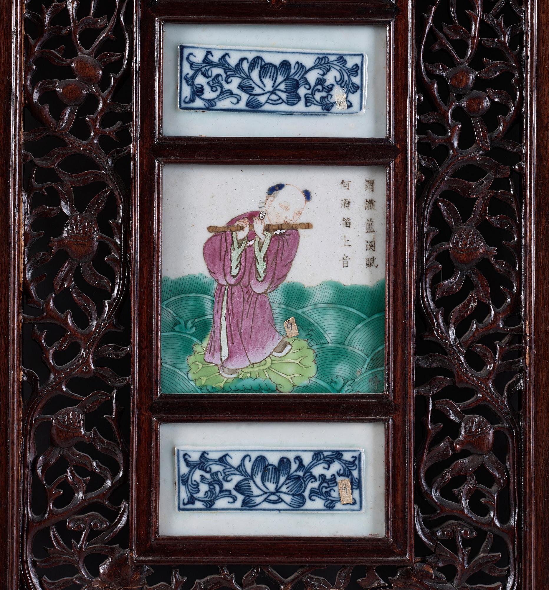 PANELER, 2 stycken, trä och porslin, Kina, 1900-talets andra hälft.