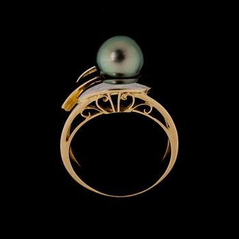 RING, 18 k guld samt vitguld med tahitipärla. Vikt ca 11,5 g.