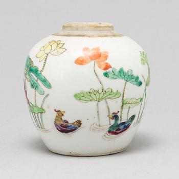 A famille rose tea caddy, 18th century.