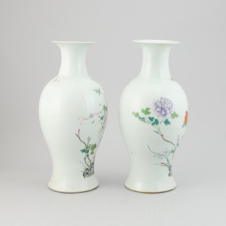 A pair of famille rose vases, late Qing dynasty, circa 1900.