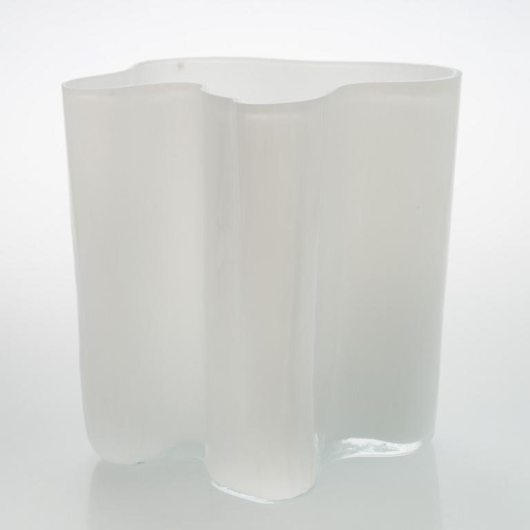 Alvar Aalto, a glass vase, 3031, signed Alvar Aalto.