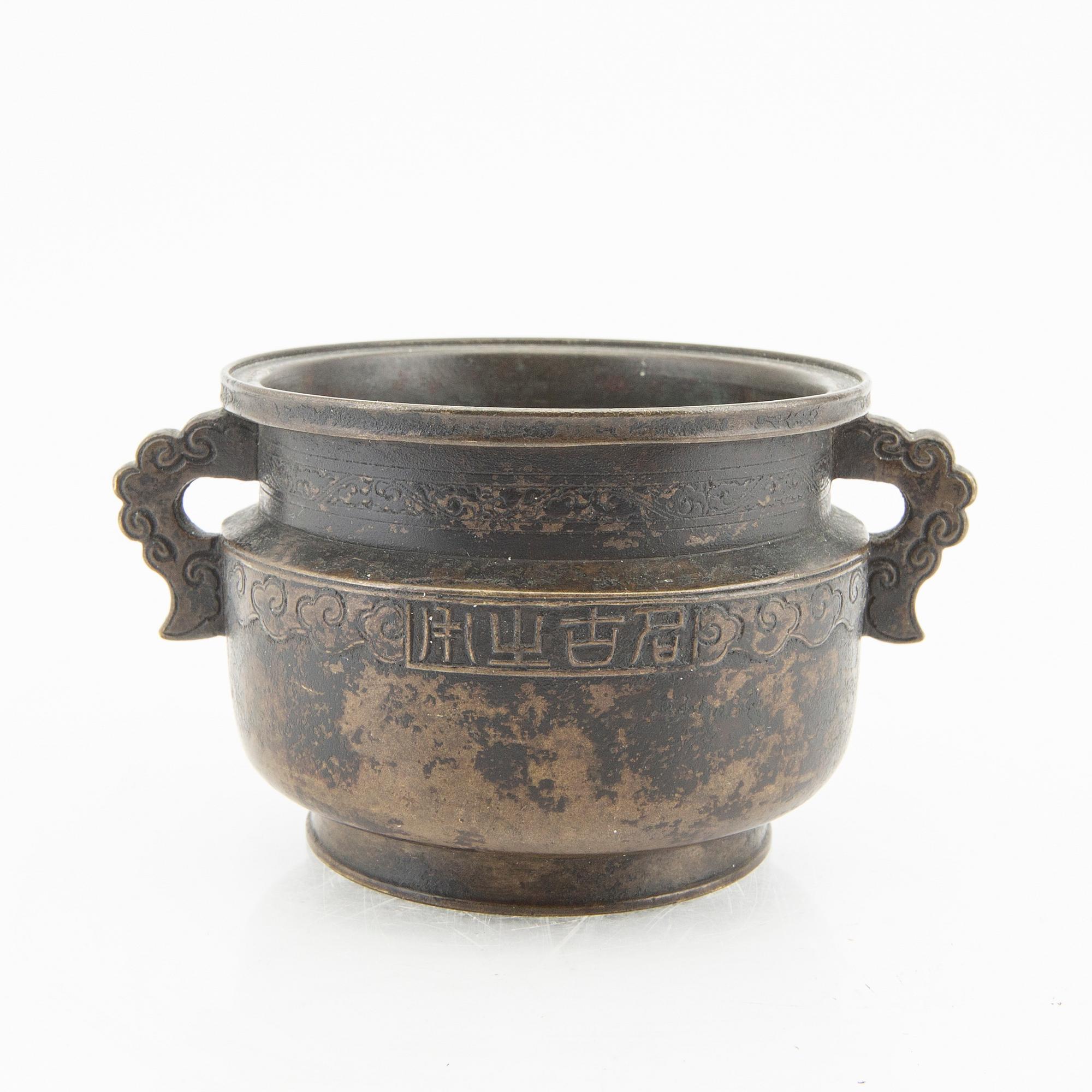 A bronze censer, Japan turn of the Century 1900.