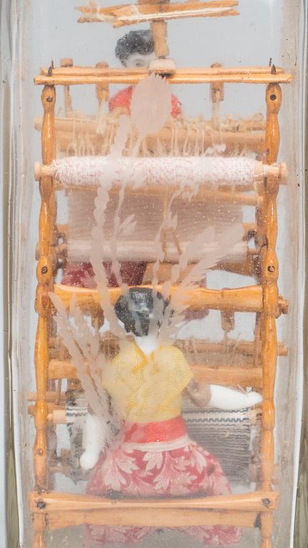 FLASKA MED SJÖMANSARBETE, med vävstol.