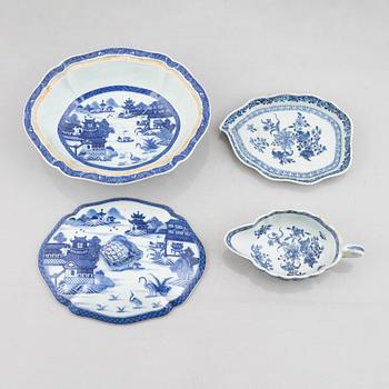 Karott med lock, samt såssnipa på fat, kompaniporslin. Qingdynastin 1700-tal.